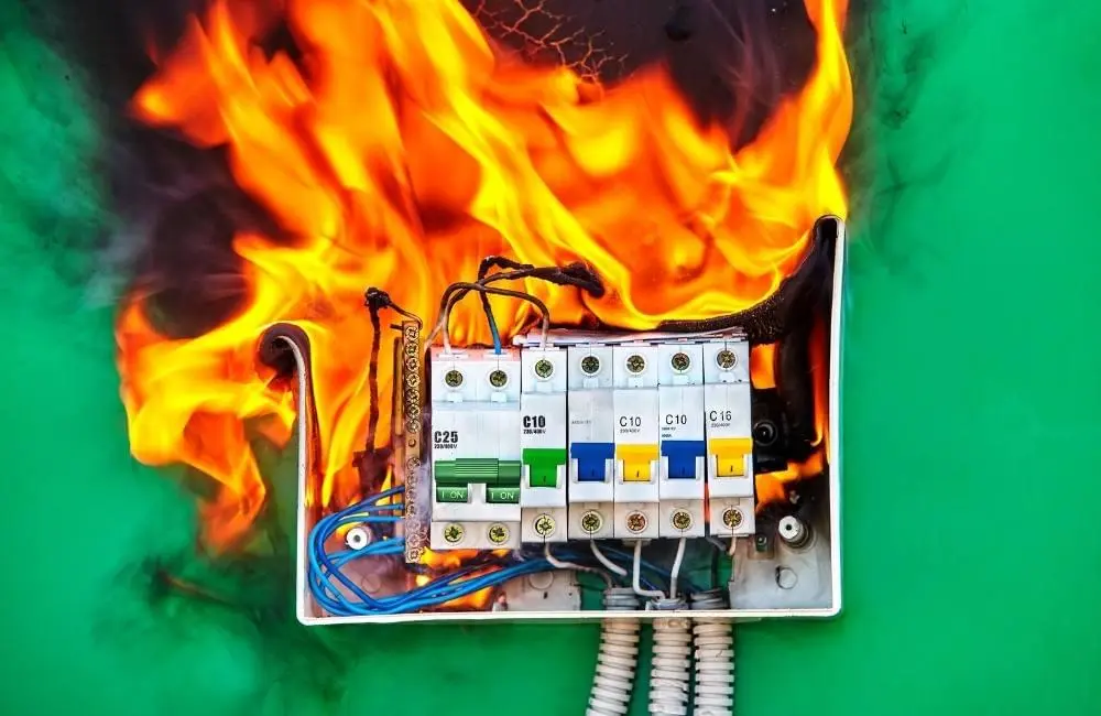Reparación de cortocircuitos eléctricos en Quito